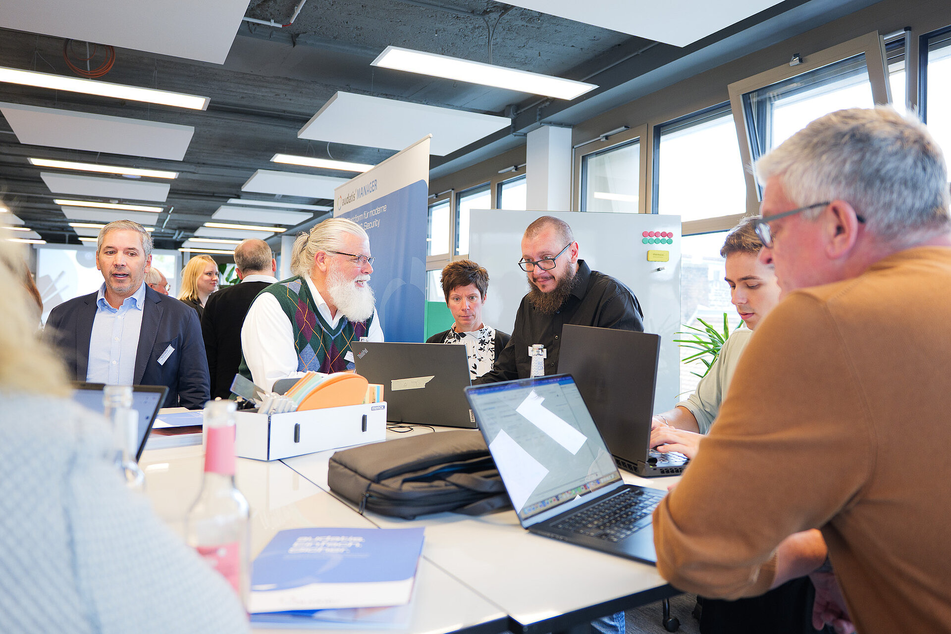 Software-Entwickler Mathias Steinmeier im Austausch mit Teilnehmenden