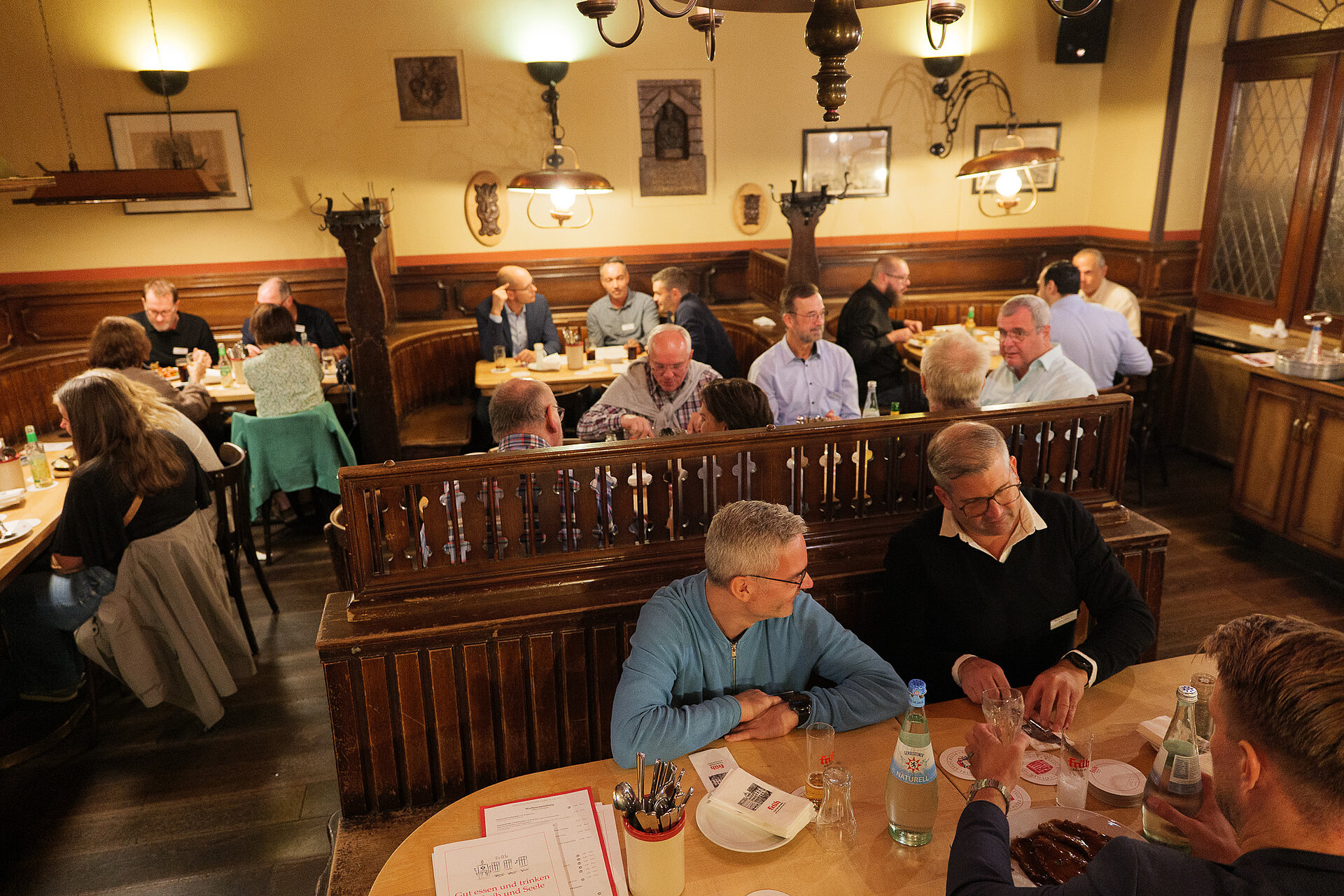 Teilnehmende beim Mittagessen im Kölschen Brauhaus Früh