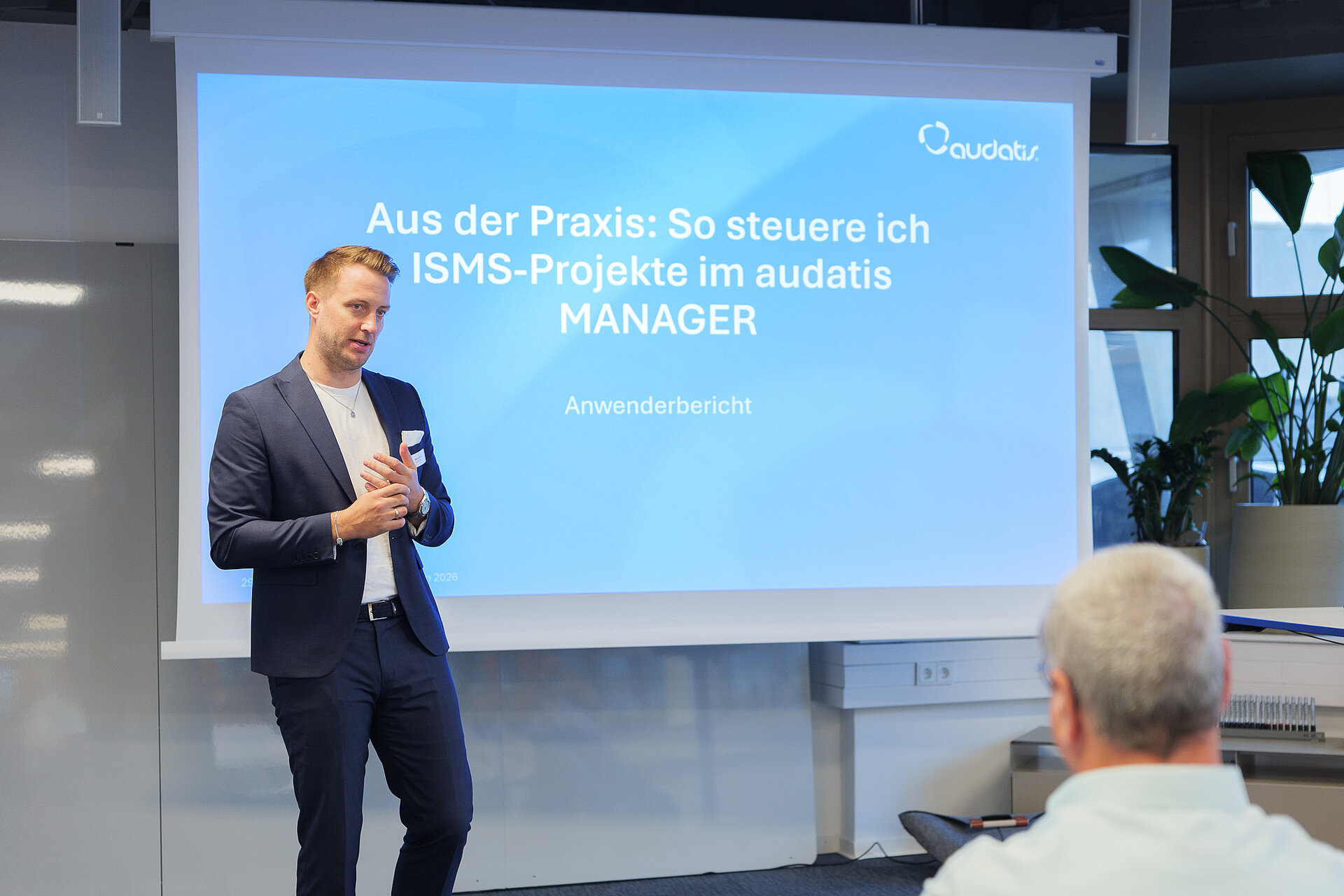 Sascha Knicker präsentiert, wie er ISMS-Projekte im audatis MANAGER steuert