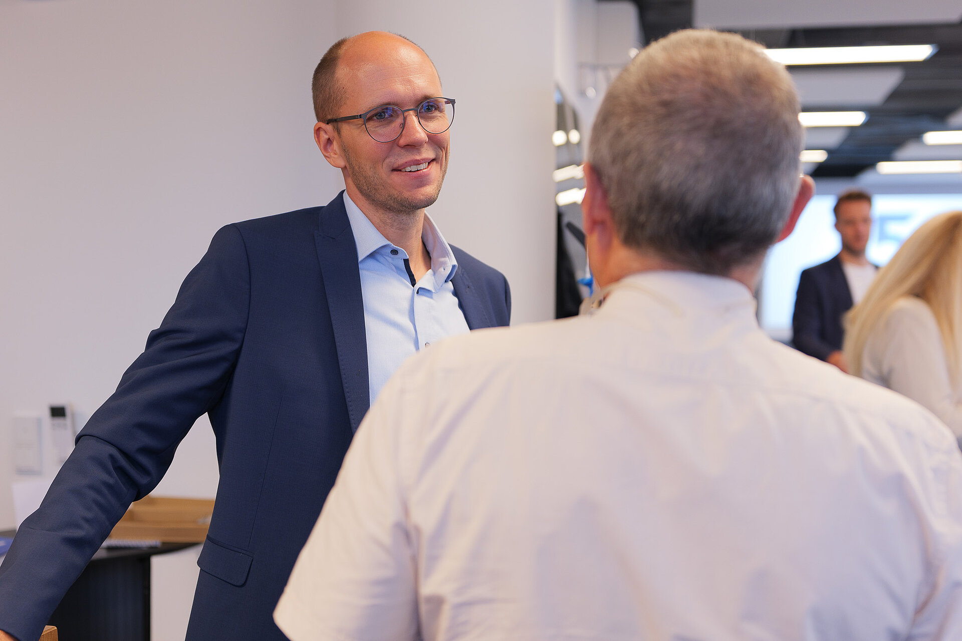 Carsten Knoop im Gespräch mit einem Kunden