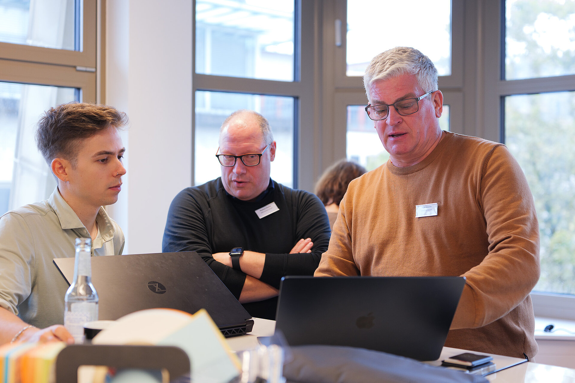 Software-Entwickler Nils Rolfsmeier im Gespräch mit zwei Kunden