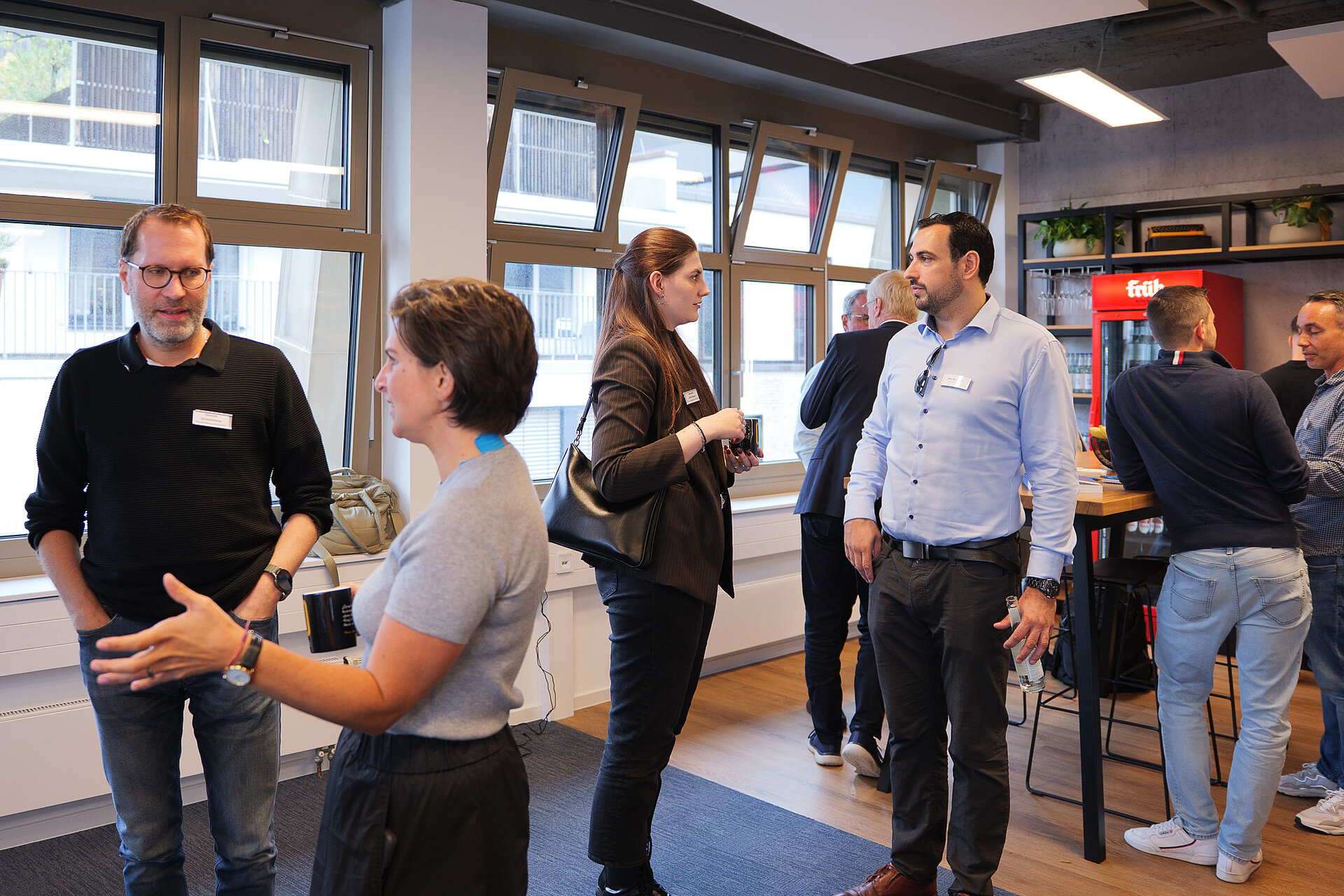 Teilnehmende und Sales Manager Mike Moroncini beim Networking