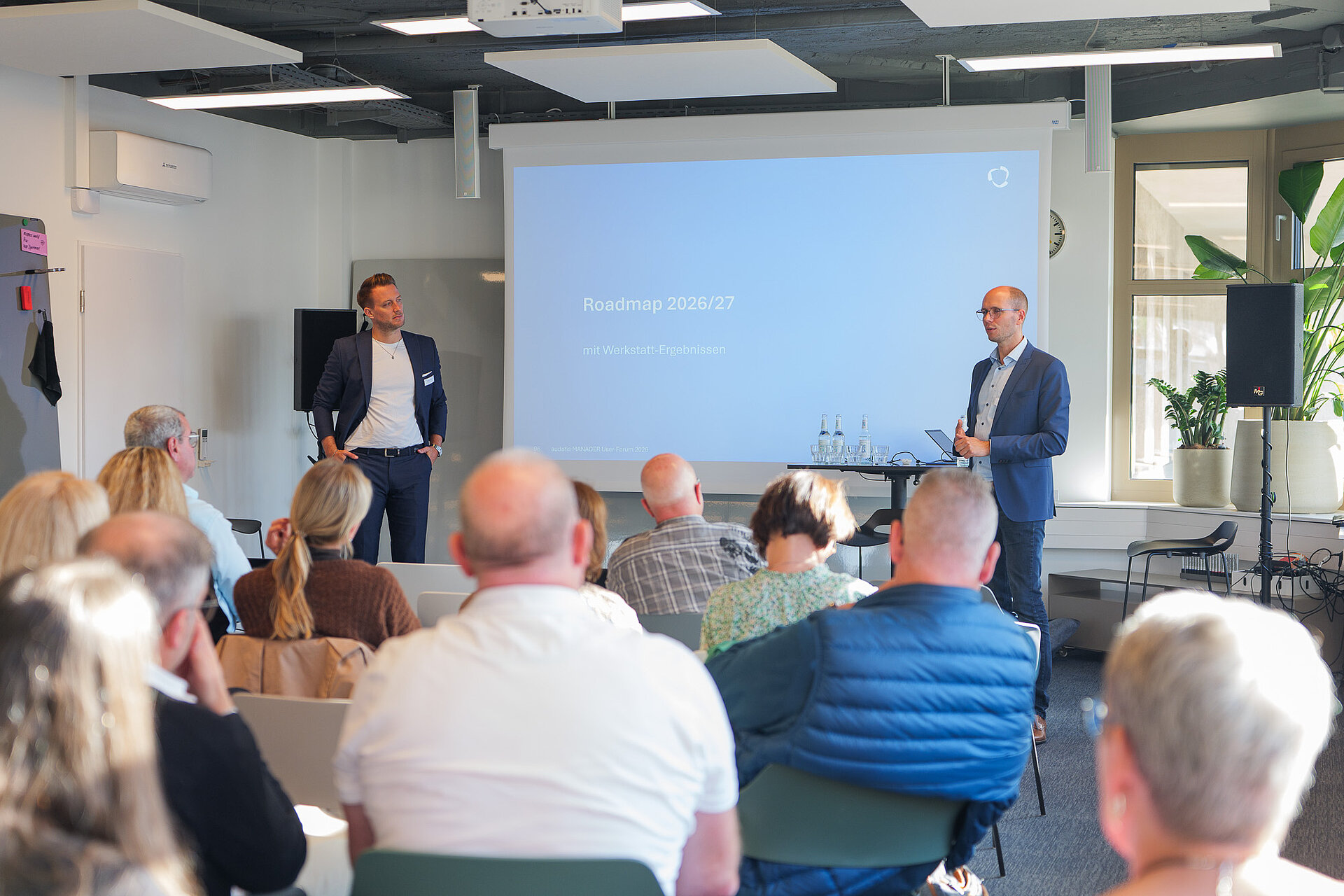 Sascha Knicker und Carsten Knoop präsentieren die Roadmap für den audatis MANAGER 