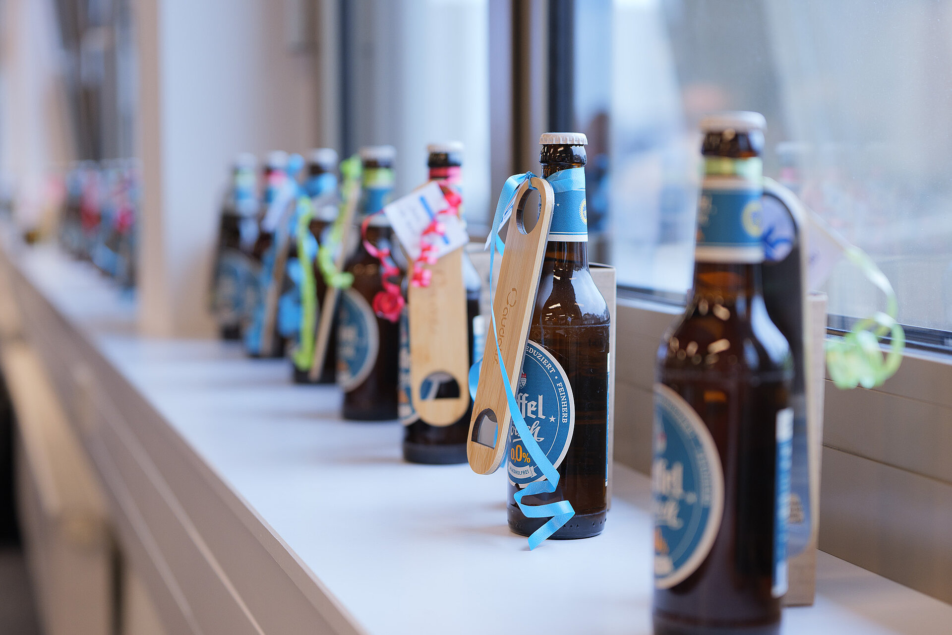Kundengeschenke: alkoholfreies Kölsch, ein Kölsch-Glas und ein Flaschenöffner