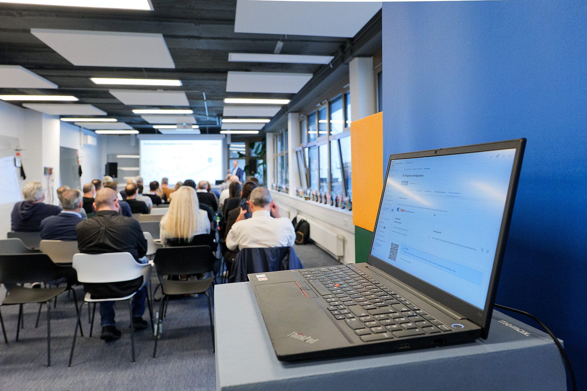 Ein Laptop mit dem audatis MANAGER im Veranstaltungsraum