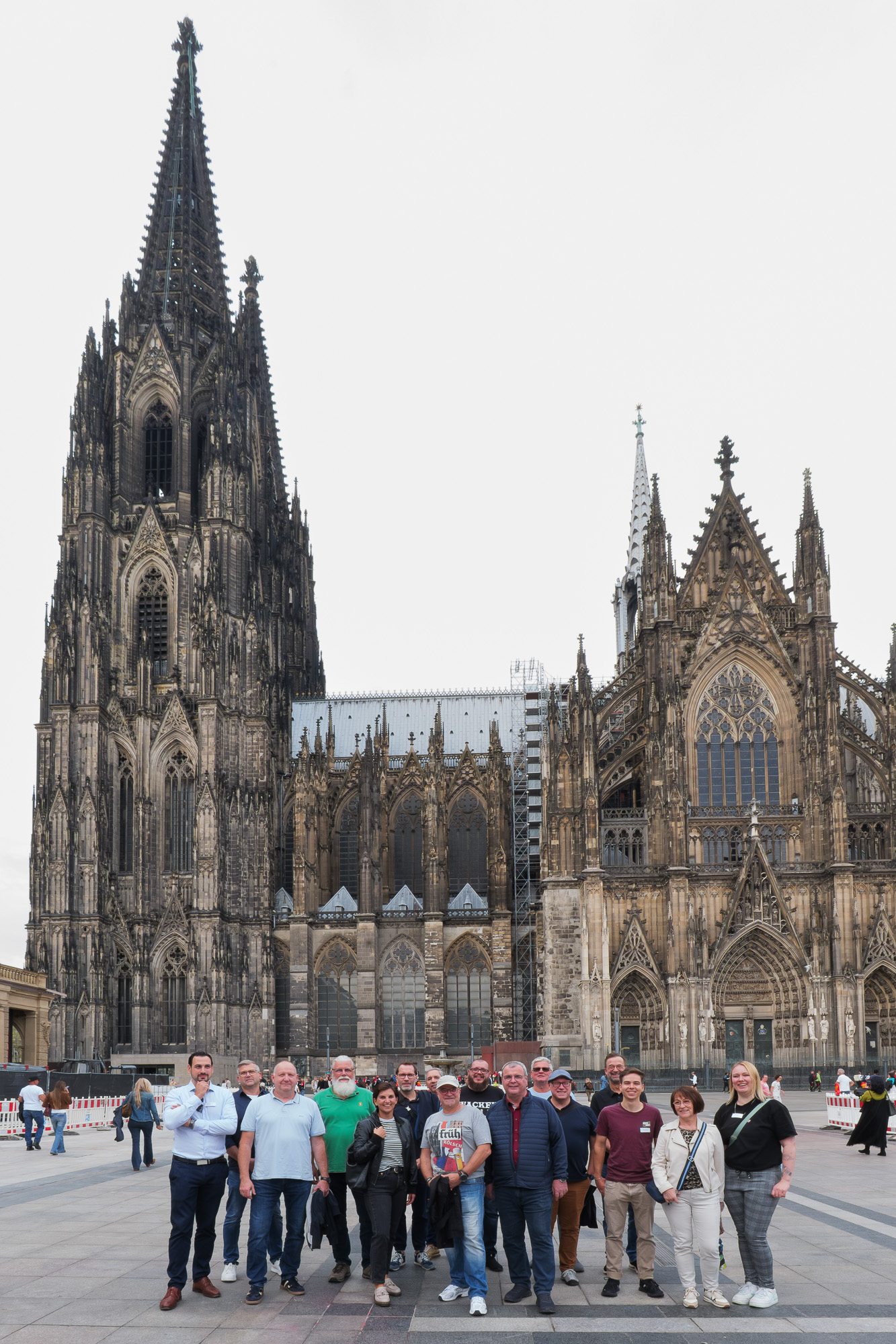 Teilnehmer des audatis MANAGER User-Forums 2026 vor dem Kölner Dom